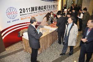 Dr. Liu Chao-shiuan (2nd from r), the former premier of the Republic of China, joins the chapter for the National Communications & Electronics Security Symposium (NCESS 2011) in December.